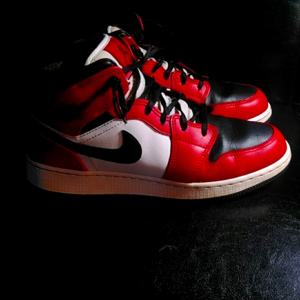 Youth Jordan 1s Retro Mid Black Toe-Size 6Y